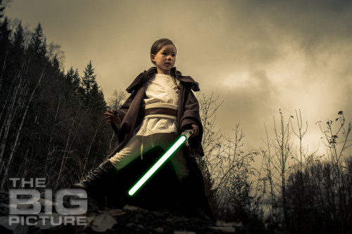 Jade the Jedi, female Jedi ready to attack on Endor under a dark sky, Star Wars cosplay - Children's Photography